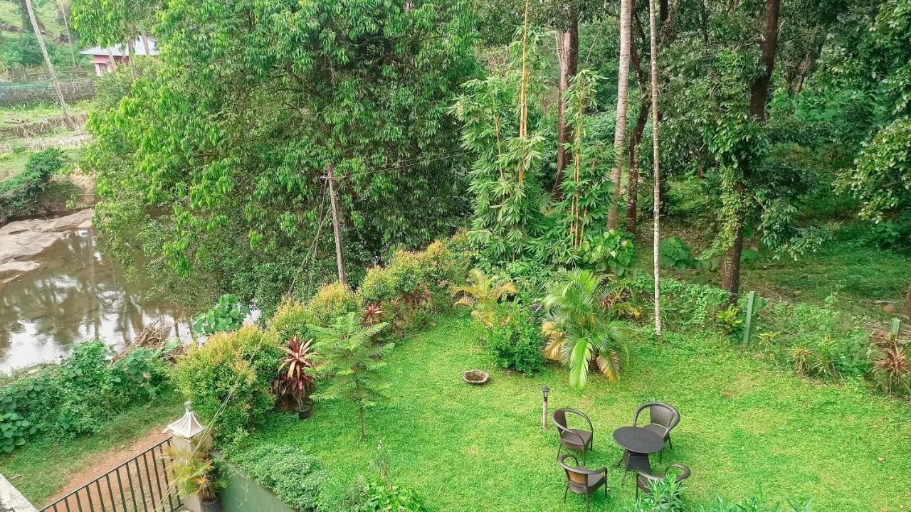 Athirapilly On The Rocks Hotel Athirappilly Exterior photo