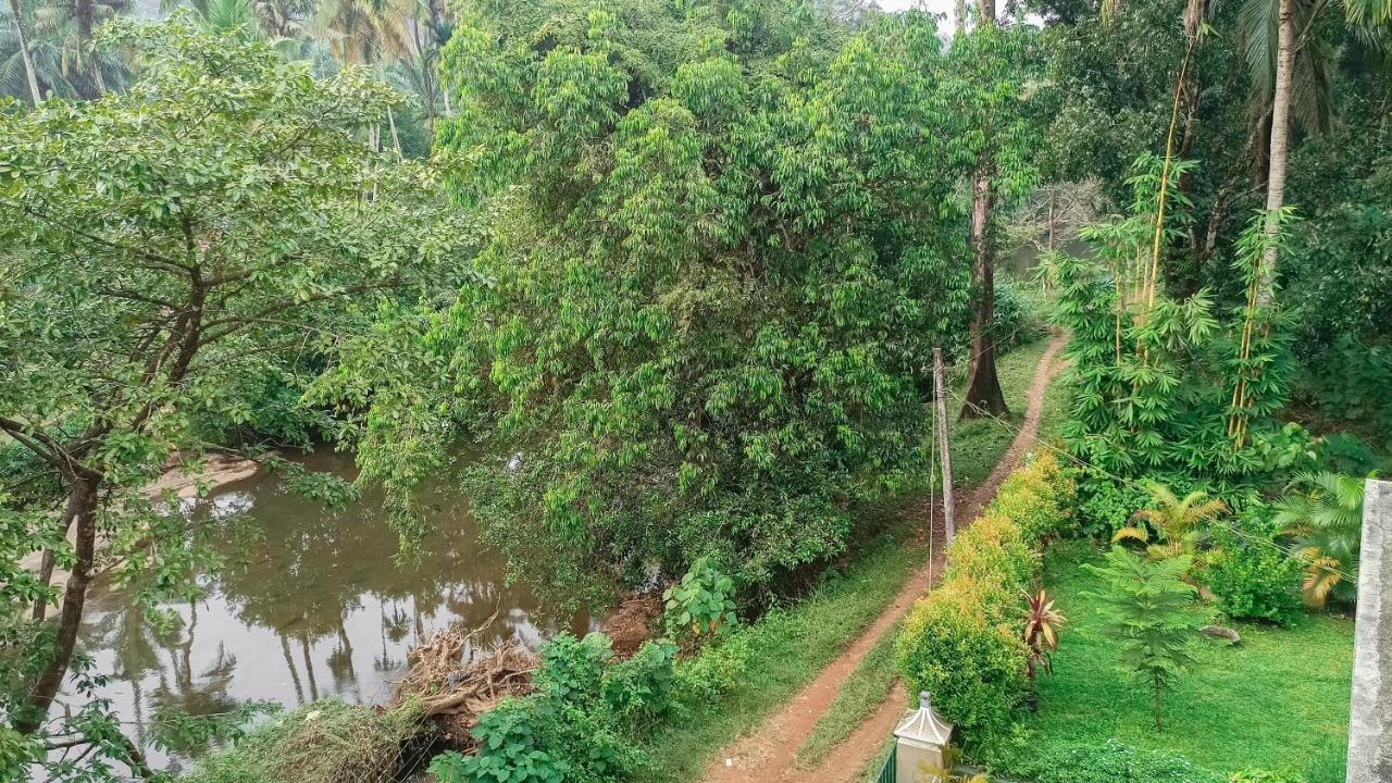 Athirapilly On The Rocks Hotel Athirappilly Exterior photo