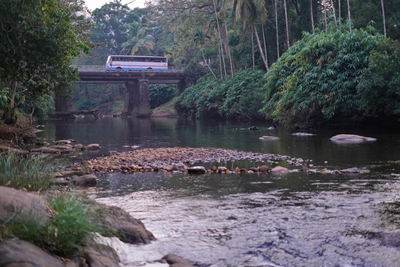 Athirapilly On The Rocks Hotel Athirappilly Exterior photo