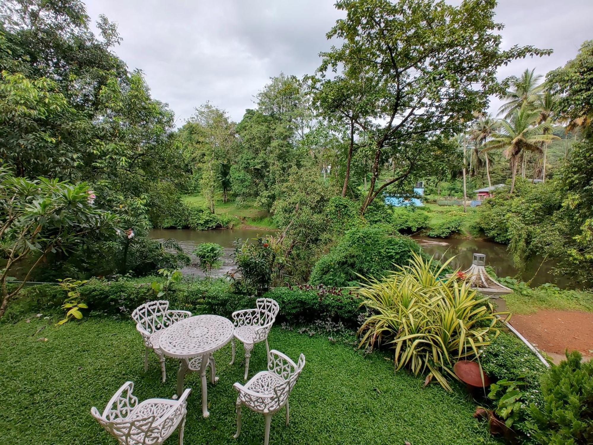 Athirapilly On The Rocks Hotel Athirappilly Exterior photo