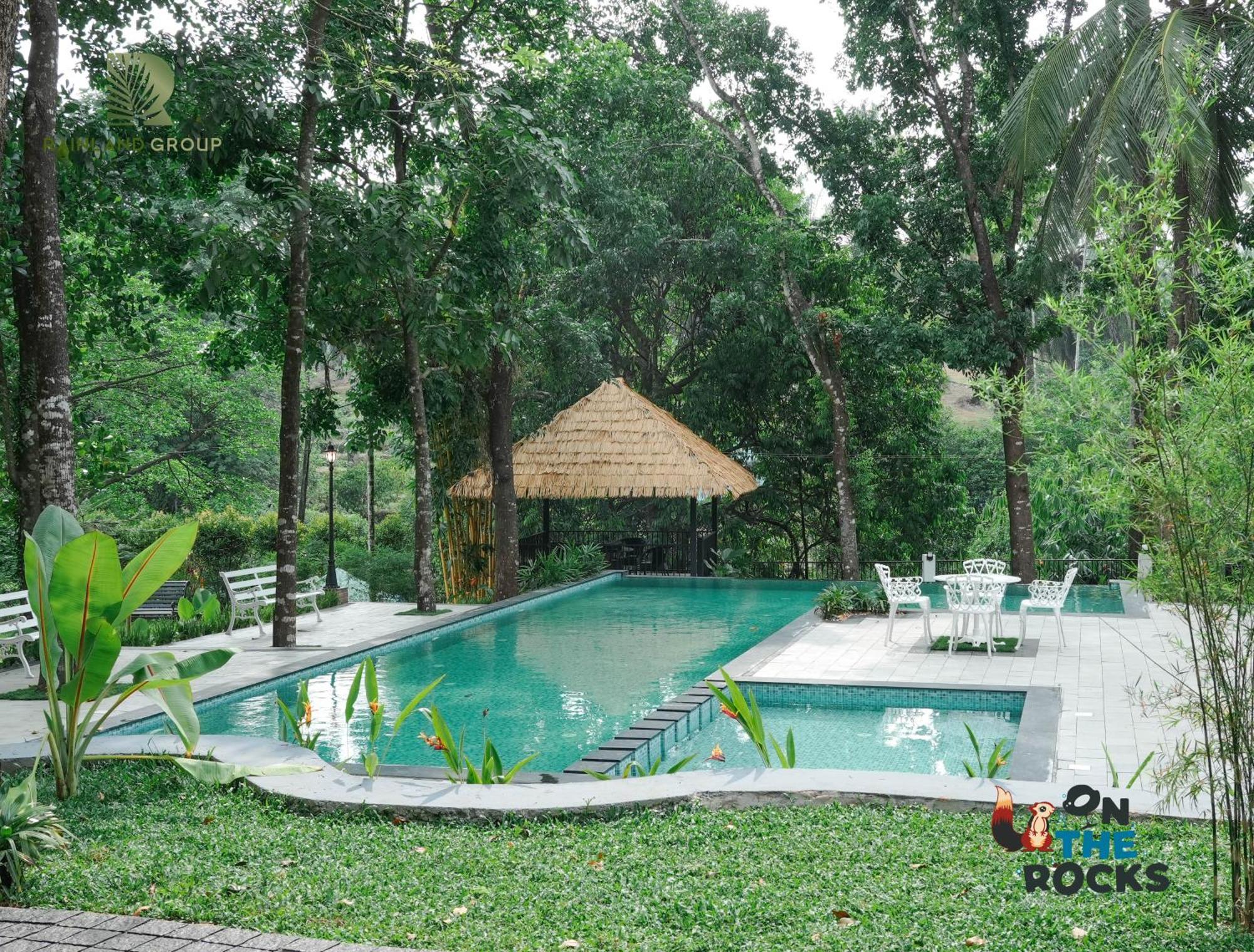 Athirapilly On The Rocks Hotel Athirappilly Exterior photo